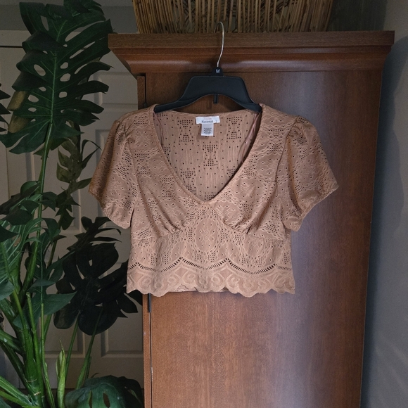 URBAN Romantics Camel Brown Lace Pattern Crop Top Size Large - Picture 1 of 3